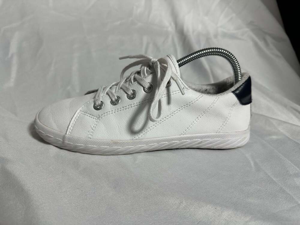 Tommy Bahama Women's White Leather Casual Sneakers Navy Blue Accent Size 7.5